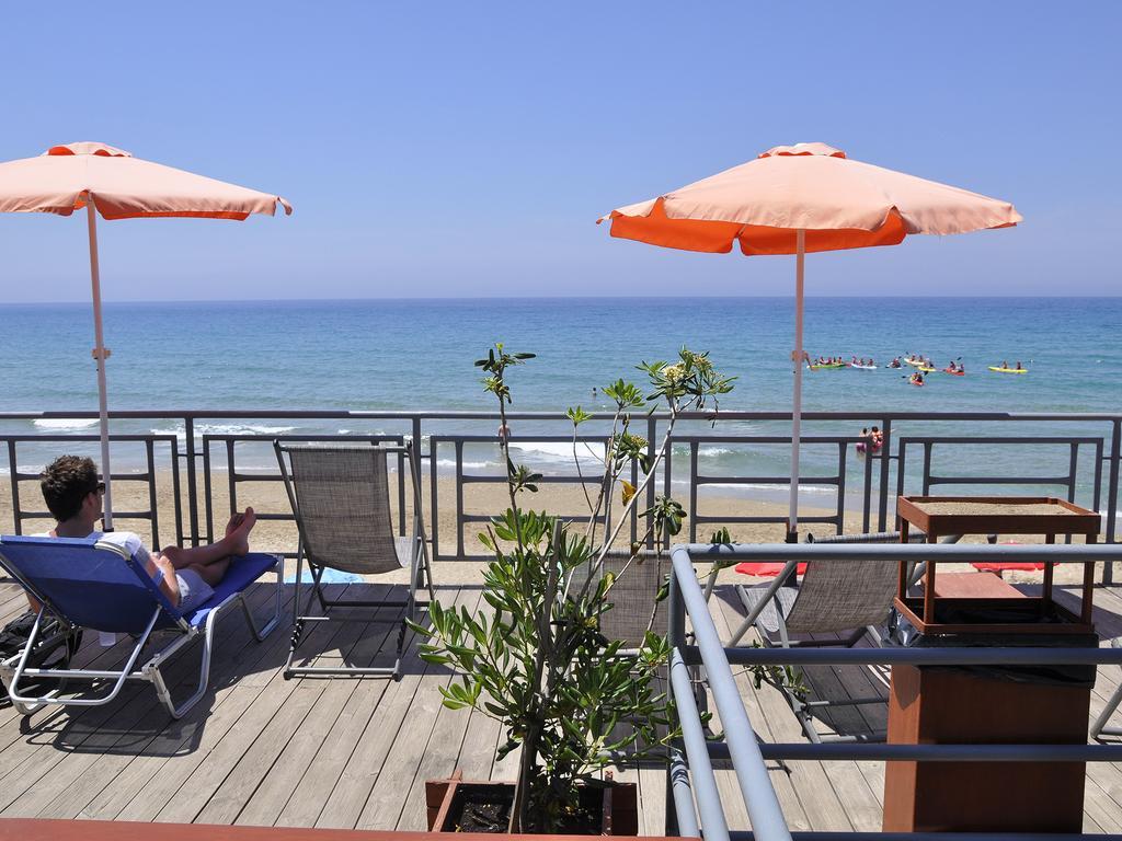 Pink Palace Beach Resort อากิออส กอร์ดิออส ภายนอก รูปภาพ